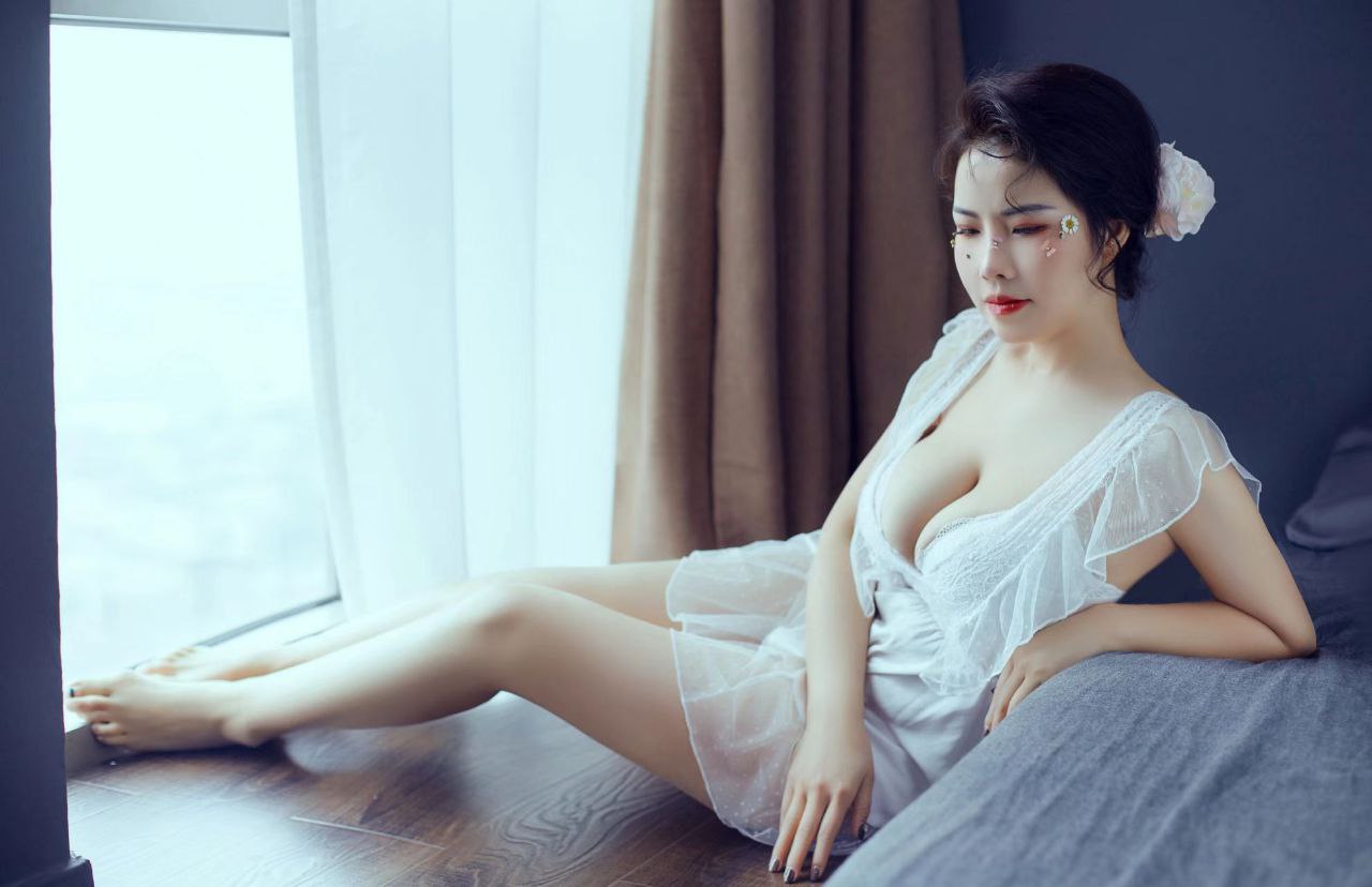 闷骚型极品美乳良家少妇